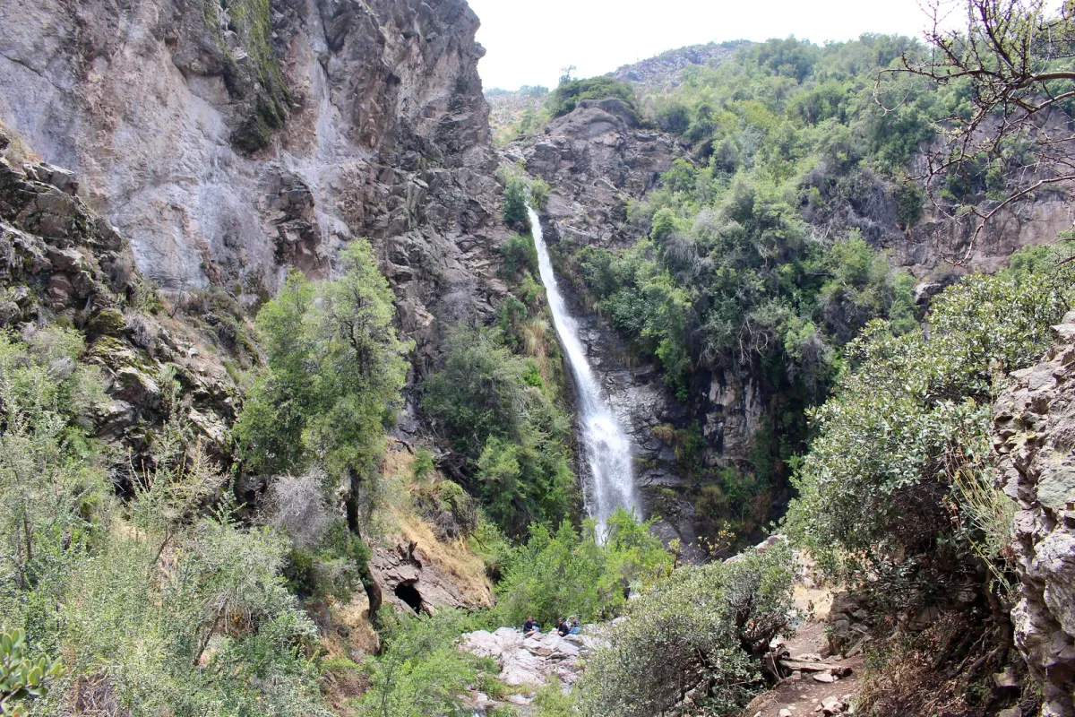 Cascada Salto de Apoquindo en el Parque Aguas de Ramón, destino natural en Santiago para caminatas, aire puro y avistamiento de flora y fauna.